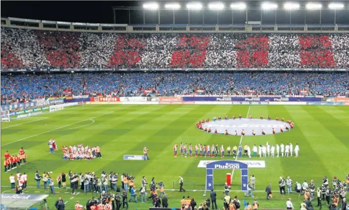  ??  ?? DESPEDIDA. Las casas de apuestas ven favorito al Atlético para mañana en el último derbi liguero contra el Real Madrid que acogerá el Vicente Calderón.