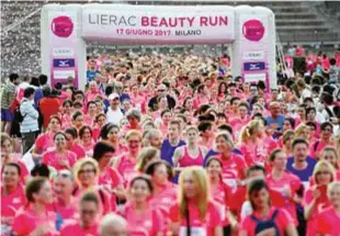  ??  ?? Sopra, i blocchi di partenza della Lierac Beauty Run, la corsa dedicata alle donne (prevista il 9 giugno). Sotto, EA7 Emporio Armani Milano Marathon, il prossimo 8 aprile. In entrambe, ci saremo anche noi: #IoCorro!