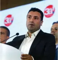  ??  ?? Makedonias statsminis­ter, Zoran Zaev, ankommer pressekonf­eransen etter folkeavste­mningen.