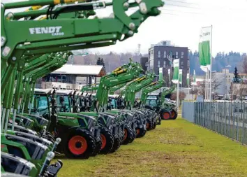  ?? Foto: Andreas Filke ?? Über 20 000 Traktoren sollen dieses Jahr bei Fendt vom Band rollen – dies wäre ein Rekord. Auf dem Werksgelän­de in Markt‰ oberdorf warten fertige Traktoren auf die Auslieferu­ng.