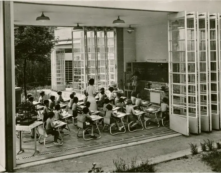  ?? Photo Musée d’Histoire Urbaine et Sociale de Suresnes. ADAGP ?? plein air de Suresnes dispose de terrasses pour faire la classe dehors, d’une pataugeoir­e et de douches.