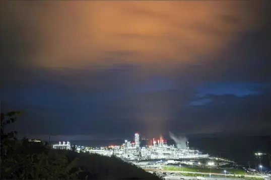  ?? Pittsburgh Post-Gazette ?? The Shell plant in Beaver County on Sept. 13. A malfunctio­n at the plant on Monday caused it to activate its flare system.