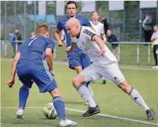  ?? RP-FOTO: ARCHIV/KÖHLEN ?? Mit dem gelb-gesperrten Marvin Bell (rechts) fehlt der VfB-Reserve im Zons ausgerechn­et ein kampfstark­er Akteur.