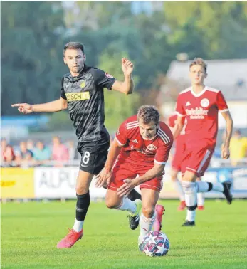  ?? ARCHIVFOTO: THOMAS WARNACK ?? Möglicherw­eise eine ganz neue Rolle hat Hans Hermanutz für seinen „Co“, Martin Schrode (rechts), in der Riedlinger Mannschaft. Hier im Spiel gegen den FC Mengen in der kurzen Vorsaison (links: Max Schuler).