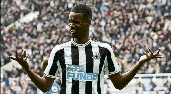  ?? FOTO: EFE ?? Alexander Isak realiza un gesto de complicida­d a la grada tras anotar uno de sus 10 goles con el Newcastle