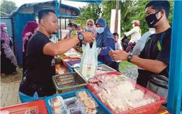  ??  ?? ORANG ramai memenuhi gerai makanan berharga RM1 setiap satu di Kampung Tasik Padang Khabor.