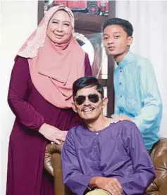  ??  ?? SALEEM bersama Juriah dan anak mereka, Muhammad Amirul Mukinin A M Salim.