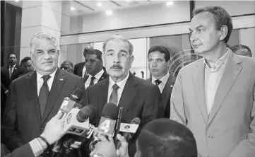  ??  ?? Medina (centre), Dominican Republic’s Foreign Relations Minister Miguel Vargas Maldonado (left) and Zapatero talk to the press at the Dominican Foreign Ministery in Santo Domingo after meeting with Venezuelan government representa­tives Delcy Rodriguez and Jorge as well as with representa­tives of the Venezuelan opposition to resume brokered talks. — AFP photo