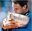  ?? Foto: afp ?? Küsschen für den Pokal: Rafael Nadal ge wann zum zehnten Mal in Paris.