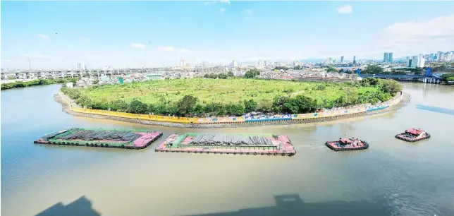  ?? PHOTOGRAPH BY KING RODRIGUEZ FOR THE DAILY TRIBUNE ?? THE Pasig River is one of the major thoroughfa­res for heavy equipment and materials transporta­tion as it provides ample space for huge barges carrying cargoes on a clear Sunday morning.