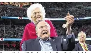  ??  ?? George Herbert W. Bush und seine Frau Barbara bei der Super Bowl am 7. Februar: Er baute eine Bibliothek auf