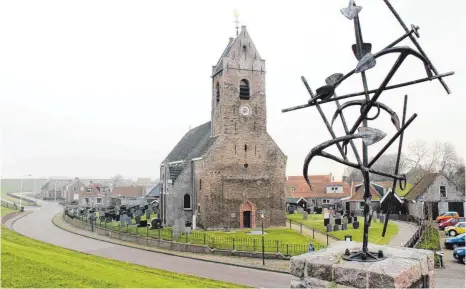  ?? FOTOS: DPA ?? Die Kirche in Wierum stammt aus dem 11.