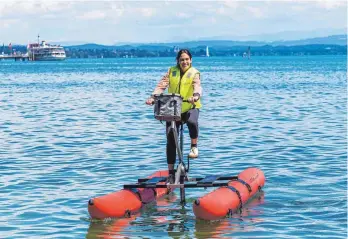 ?? FOTO: MARCUS FEY ?? Nicht am See entlang, sondern auf dem See radln: Das geht mit einem sogenannte­n Waterbike. Ausleihen kann man sie in Immenstaad und seit Neustem auch in Bodmann.