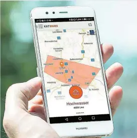  ??  ?? In Echtzeit soll KATWARN künftig die Bevölkerun­g vor Gefahren warnen.