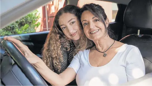  ?? ?? Juntas. Daniela Mandil (57) y Malena Castelli Mandil (21). “No sé por qué le pedí rezar porque no somos religiosas”, recuerda la madre.