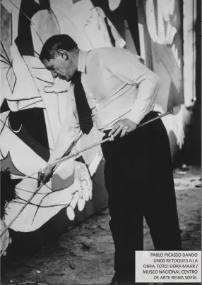  ?? ?? PABLO PICASSO DANDO UNOS RETOQUES A LA OBRA. FOTO: DORA MAAR / MUSEO NACIONAL CENTRO DE ARTE REINA SOFÍA.