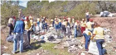  ??  ?? Recolecció­n. Los jóvenes han limpiado parte de la zona serrana.