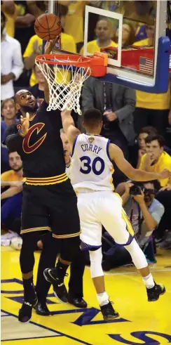  ?? Foto: AFP/Ronald Martinez ?? Stars unter sich: LeBron James (l.) und Stephen Curry