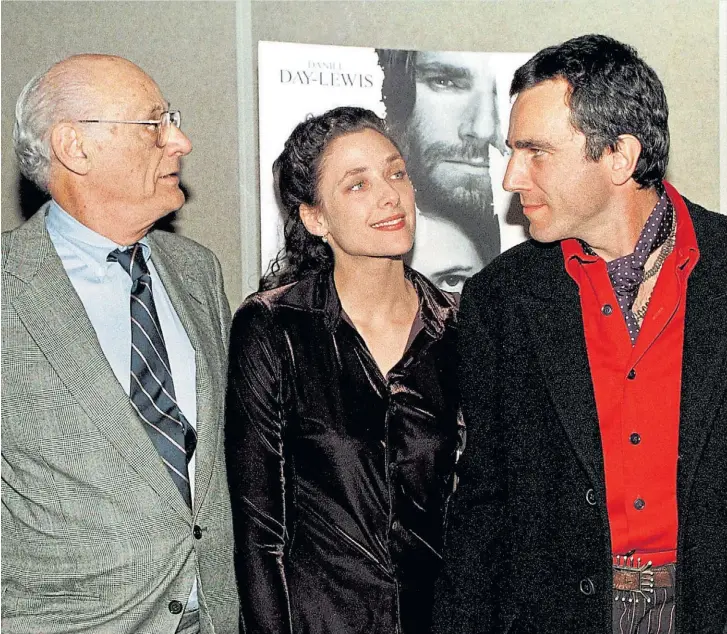  ??  ?? Custodiada por expertos. Rebecca entre su padre, Arthur Miller (fallecido en 2005) y su actual marido, Daniel Day-Lewis.