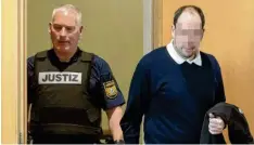  ?? Foto: Stefan Puchner ?? Ein Justizbeam­ter führt Harry S. in den Gerichtssa­al. Der Missbrauch­sprozess gegen den Kinderarzt wird seit Montag in Augsburg neu aufgerollt.