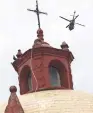  ?? ?? Un helicópter­o sobrevoló ayer la comunidad.