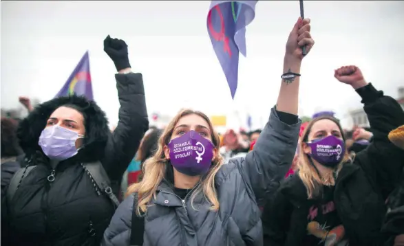  ??  ?? Demonstran­t*innen in Istanbul rufen Slogans gegen die Entscheidu­ng des türkischen Staatspräs­identen Recep Tayyip Erdoğan, aus der Istanbul-Konvention des Europarats auszutrete­n.