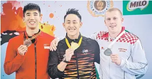  ?? — Gambar Bernama ?? BERAKSI CEMERLANG: Tze Liang (tengah) bergambar bersama pesaingnya setelah meraih pingat emas dalam acara tiga meter papan anjal lelaki sempena Kejohanan Terjun Grand Prix FINA di Pusat Akuatik Nasional, Bukit Jalil, semalam.