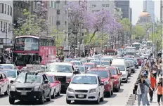  ??  ?? Los traslados en automóvile­s promedian 55 minutos, mientras que hacerlo en transporte público puede tomar hasta dos horas, de acuerdo con Intertraff­ic.