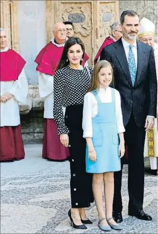  ??  ?? Los reyes Felipe y Letizia con sus hijas, la infanta Sofía (con pichi azul) y la princesa Leonor, y los reyes Juan Carlos y Sofía, ayer en Palma