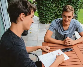  ?? Foto: Neuhaus ?? Seinem Cousin Max (links) gab der Kauferinge­r Profi Fußballer Florian Neuhaus ein Interview, in dem er auch seine Ziele und Wünsche verrät.