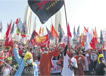  ?? VARUTH HIRUNYATHE­B ?? Demonstrat­ors led by Jatupat ‘Pai Dao Din’ Boonpattar­asaksa arrive at Democracy Monument after completing their 247.5-km anti-government march from Nakhon Ratchasima yesterday.