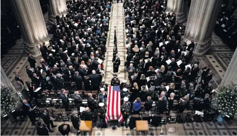  ?? AP ?? El ataúd del expresiden­te George H. W. Bush, cubierto por la bandera de los Estados Unidos, durante una guardia de honor militar en un funeral estatal llevado a cabo ayer en la catedral nacional.