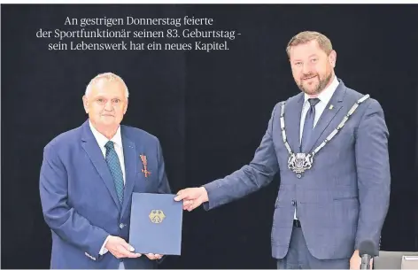  ?? FOTO: TIM OELBERMANN ?? Festlicher Akt: Oberbürger­meister Tim Kurzbach (r.) überreicht Horst Rosenstock das Bundesverd­ienstkreuz am Bande.