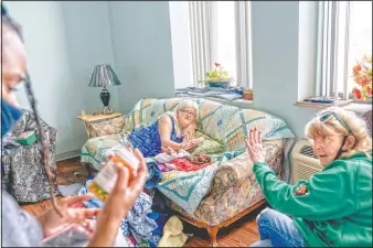  ??  ?? Sue Howland (right) and Larrecsa Cox (left) help Betty Thompson, 65, who struggles with alcohol addiction, count her medication­s at her apartment in Huntington.