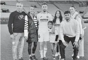  ?? ?? LA FAMILIA siempre ha sido el pilar básico para un profesiona­l del fútbol que llegó hace ahora diez años al ‘submarino amarillo’.