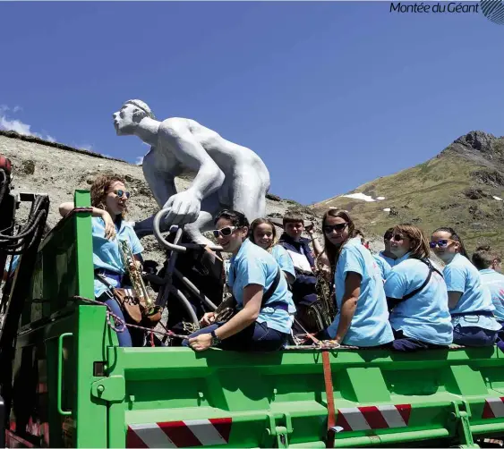  ??  ?? Above and left: Either Lapize is singing along or he’s none too impressed by the brass band that accompanie­s him