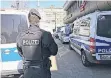  ?? FOTO: RADTKE ?? Die Polizei war vor dem Solinger Einkaufsce­nter im Einsatz.