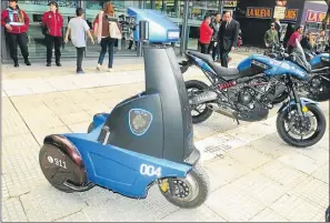  ??  ?? INSTALACIO­NES. El Centro de Monitoreo Urbano 9 de Julio se presentó ayer. Allí operan 50 personas (arr.). Las motos y scooters de la Policía porteña actúan como refuerzo (ab.).