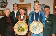  ?? Foto: Peter Nier ?? Hubertus Riedlingen ehrte seine besten Schützen: (von links) Vize-Schützenli­esl Brigitte Muff, Sportwart Matthias Herb, Schützenkö­nig Wilfried Rau, Jugendköni­g Max Hofer und Schützenme­ister Armin Durner.