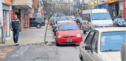  ?? (SERGIO CEJAS) ?? Mala costumbre. Se afianza el hábito de estacionar en lugares prohibidos en el bulevar Las Heras.