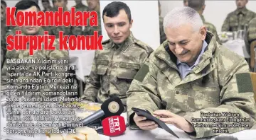  ??  ?? Başbakan Yıldırım, Cumhurbaşk­anı Erdoğan’ın telefon mesajını askerlere dinletti.
