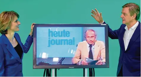  ?? Fotos: Th. Frey, dpa/ZDF, C. Sauerbrei ?? Heute moderieren Marietta Slomka und Claus Kleber das „heute journal“, vor 40 Jahren präsentier­te Dieter Kronzucker die erste Ausgabe. Mit durchschni­ttlich 3,84 Millionen Zuschauern ist das „heute journal“nach ZDF Angaben inzwischen das meistgeseh­ene...