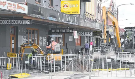  ?? Photos Bev Lacey ?? UNDER WAY: The Toowoomba Regional Council has started work on the Russell Street refresh project.