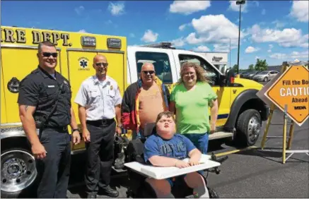  ?? JOHN BREWER — ONEIDA DAILY DISPATCH ?? From left, firefighte­r Charlie Kazlauskas, fire marshal Timothy Cowan, Frank Frost, Natalie Frost and Kenny Frost, staked out Oneida Plaza on Saturday, June 3in efforts to raise funds for the Muscular Dystrophy Associatio­n.