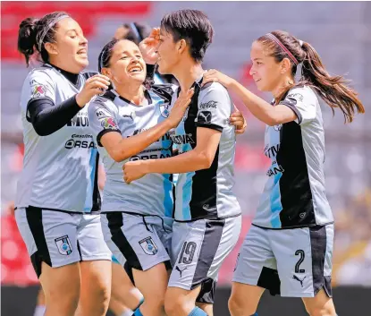  ??  ?? El equipo femenil de Gallos Blancos celebra una de sus anotacione­s