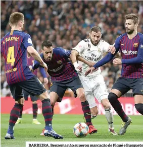  ??  ?? BARREIRA. Benzema não superou marcação de Piqué e Busquets