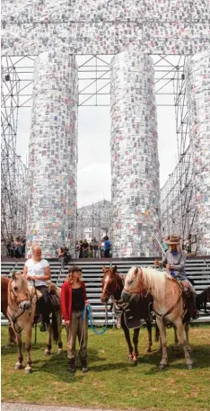  ??  ?? Die Gruppe um Tina Boche (rechts) am Ziel in Kassel: Vor dem „Parthenon der Bü cher“, bei dem auch Bücher aus Diedorf zu sehen sind, endete die Reise.