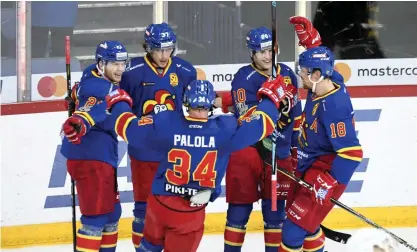  ?? FOTO: VESA MOILANEN / LEHTIKUVA ?? TOLVANENS TIONDE MåL. Jokeritspe­larna firar Eeli Tolvanens fullträff mot Torpedo.