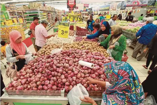  ?? PIC BY MUHD ASYRAF SAWAL ?? Consumers shopping at the Kedai Rakyat 1Malaysia 2.0 at
TMG
Mall in Temerloh, Pahang, yesterday.