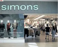  ?? JASON FRANSON/THE CANADIAN PRESS ?? Customers walk into the Simons store at Londonderr­y Mall in Edmonton, Alta., on Saturday. Peter Simons, the head of Quebec-based chain, is feeling vindicated as it completes the first phase of a $200 million national expansion even as other retailers...